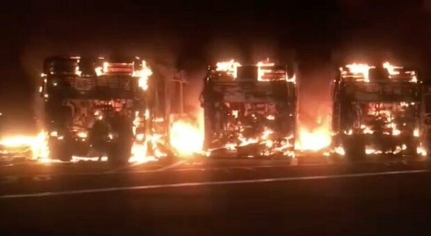 Tor Sapienza, fiamme nel deposito Atac: vanno in fumo 26 bus, si indaga per incendio doloso