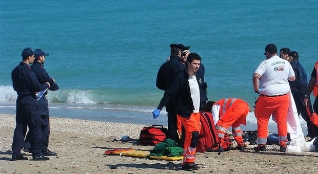 Cadavere di una donna trovato in spiaggia a Porto Sant'Elpidio: addosso solo maglietta e reggiseno