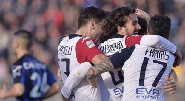 I giocatori del Cagliari esultano dopo la vittoria conquistata contro il Latina