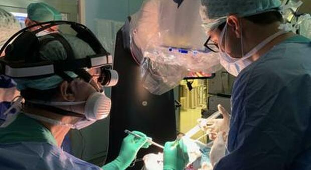 Milano, intervento al cervello con microscopio robot: prima volta al mondo