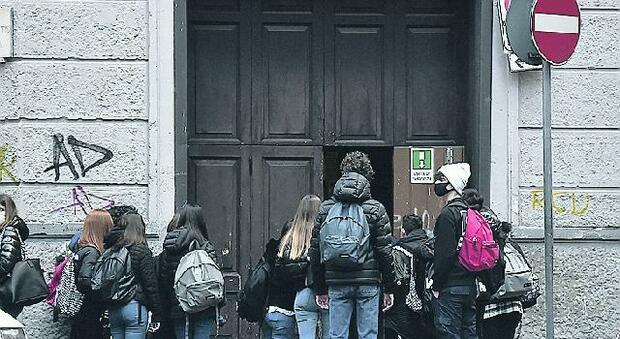 Covid a Salerno, contagiati 300 studenti: «Ma evitiamo chiusure generalizzate»