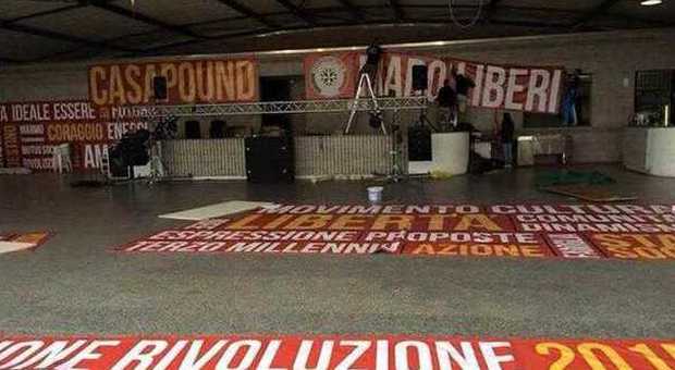 Casapound, alta tensione nell'hinterland milanese, i militanti: «La festa non si ferma», il sindaco: «Li faremo sloggiare»