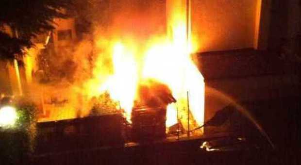 ​Incendio nelle case popolari Pompiere eroe salva sei persone
