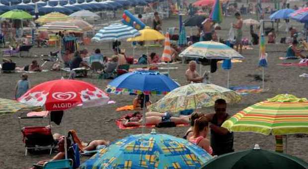 La vacanza è sempre più low cost: ombrelloni e lettini si affittano a ore