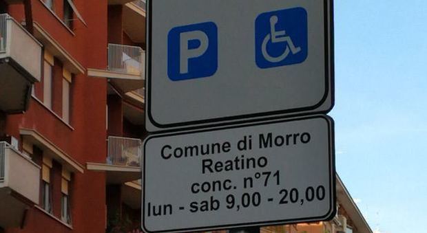 A Roma (Prati) un cartello per un parcheggio disabili del comune di Morro reatino (Foto Paolo Rizzo/Ag.Toiati)