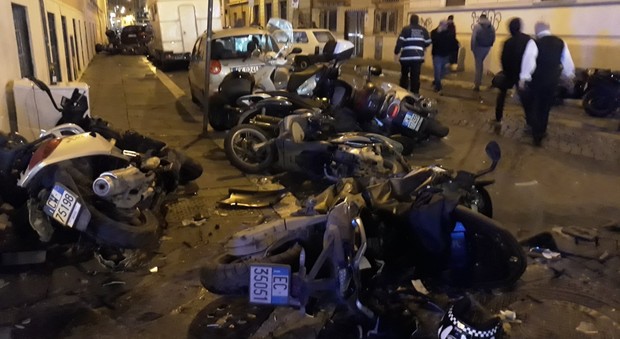 Roma, ubriaco alla guida si schianta sul marciapiede e abbatte decine di scooter