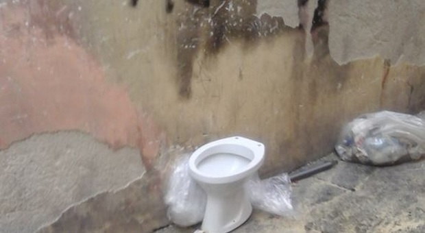 Un wc abbandonato in strada: l'immagine dell'emergenza rifiuti