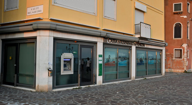La banca riaccredita i 25mila euro che le aveva prelevato l'hacker