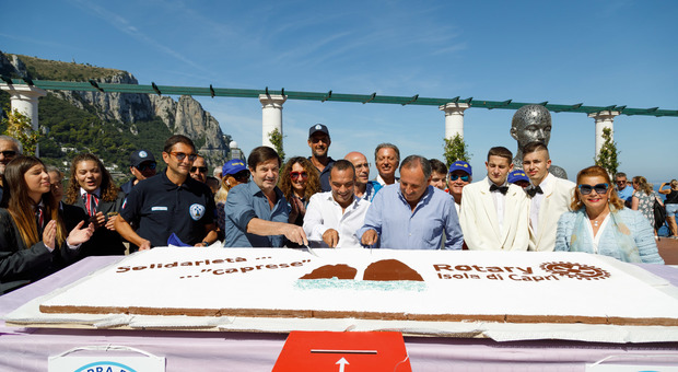 Una torta caprese gigante in Piazzetta per la Croce Azzurra di Padre Pio