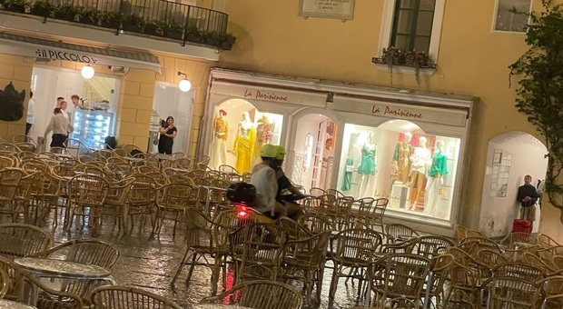 Capri, turisti in moto violano la Piazzetta (e dribblano la multa)