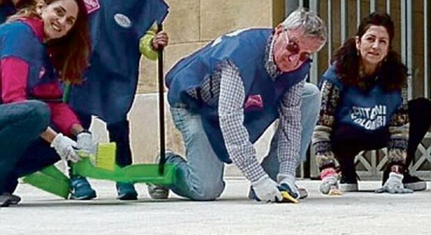 Via Sparano ripulita, volontari al lavoro per togliere le gomme da masticare dal marciapiede