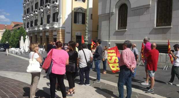 Migranti davanti la prefettura di Benevento