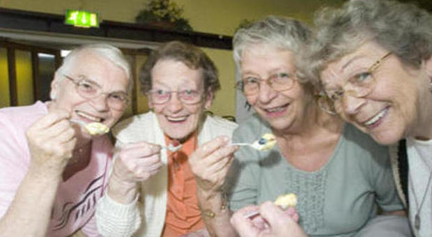 Anziani, ricerca Cattolica: cibo scaduto sulla tavola di uno su tre