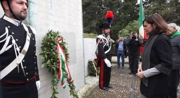Monumento imbrattato con le svastiche, Boldrini: «Gesto malvagio, una vergogna»