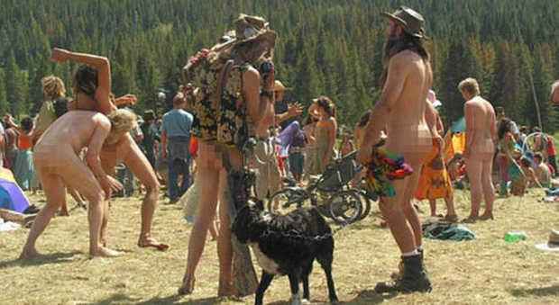 Tutti nudi nei boschi: raduno hippie per 15 giorni, la gente si barrica