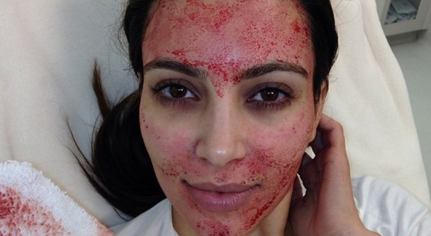 Donna contrae una malattia infettiva da una maschera del viso a base di sangue, scatta l'allarme