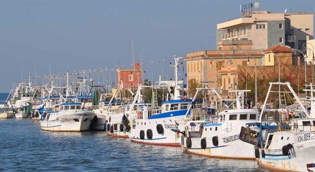 Fiumicino, porto canale ancora insabbiato I pescatori: «Serve un nuovo dragaggio»