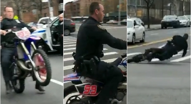 Un frame del video pubblicato sui social del poliziotto caduto in moto