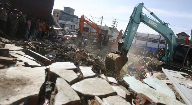 Terremoto in Indonesia, decine di crolli. Le vittime salgono a 102