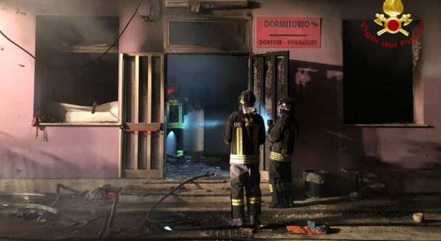 A fuoco uno stanzone dormitorio al centro di accoglienza: 4 feriti
