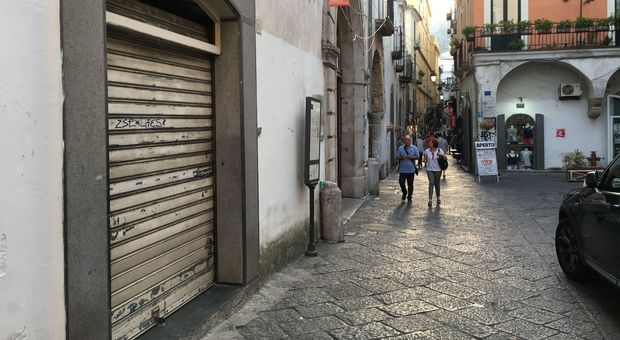 Baby gang taglieggia i negozianti del centro di Salerno: 3 misure cautelari