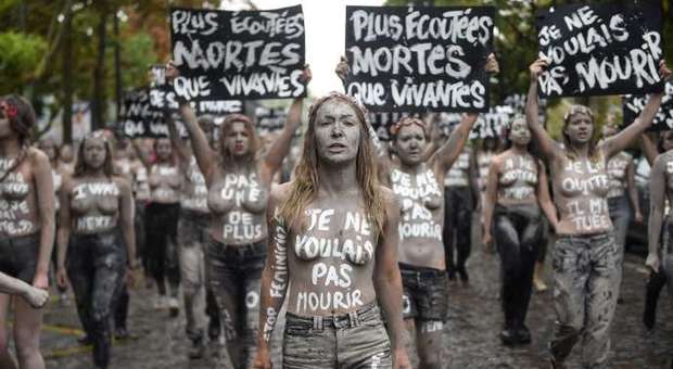 Manifestazione choc contro i femminicidi: le Femen sfilano al cimitero