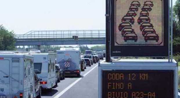 Esodo di Pasqua, bollino rosso sulle autostrade: traffico intenso anche il giorno di Pasquetta