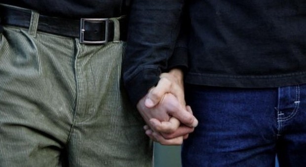 Coppia gay picchiata dopo un bacio: presi gli aggressori, c'è un minore