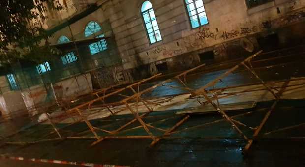 Vento forte, cadono le impalcature: tragedia sfiorata in piazza Carlo III
