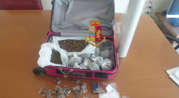 Napoli, in una valigia diversi sacchetti di marijuana: preso extracomunitario