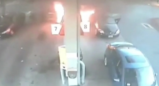 Usa, incidente alla pompa di benzina: mamma salva i figli dall'auto in fiamme