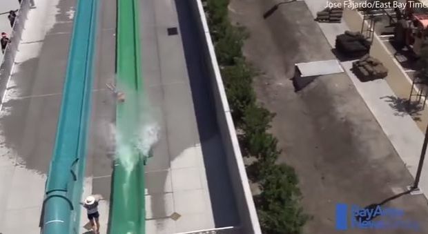Si lancia dallo scivolo del parco acquatico, bimbo di 10 anni atterra sul cemento: il video choc