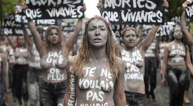 Il corteo di Femen in una foto di Afp