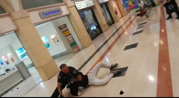 Ladri all'assalto della gioielleria nella galleria commerciale: i vigilantes li mettono in fuga