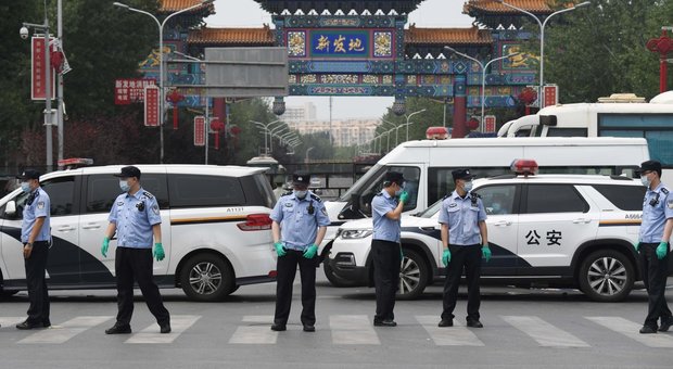 Coronavirus, a Pechino contagi in aumento: altri 10 quartieri in quarantena. New York rischia un nuovo lockdown