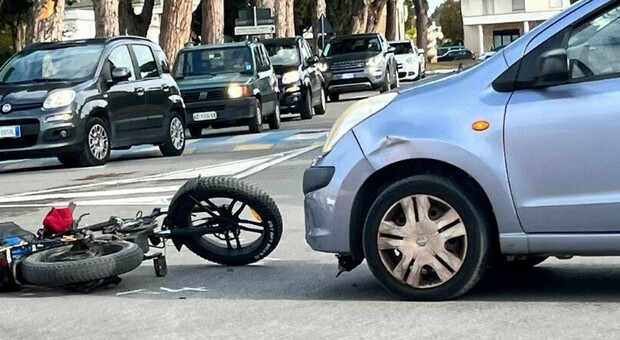 Incidente in centro, auto contro bicicletta elettrica: un ferito
