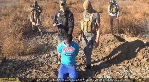 Orrore Isis, decapitato un uomo con la maglia ​del Napoli: una bufala o è tutto vero?