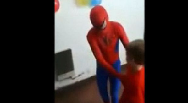 Spiderman finisce ko in una festa per bambini | Guarda il video