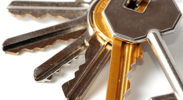 Nasconde le chiavi fuori da casa: i ladri le trovano, ripulita l'abitazione