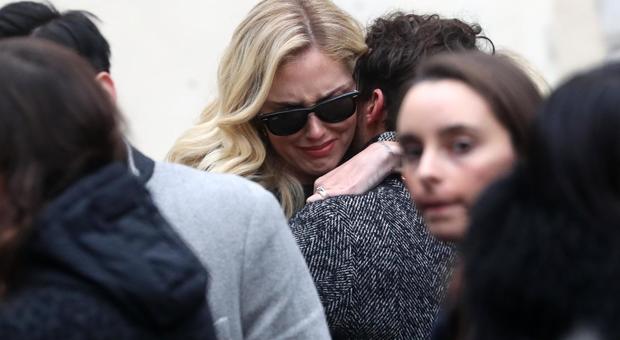 Chiara Ferragni piange al funerale dell'ex manager: lo straziante saluto ad Alessio