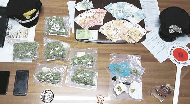 Montelupone, marijuana e migliaia di euro nascosti nelle mutande: un ragazzo arrestato e due denunciati