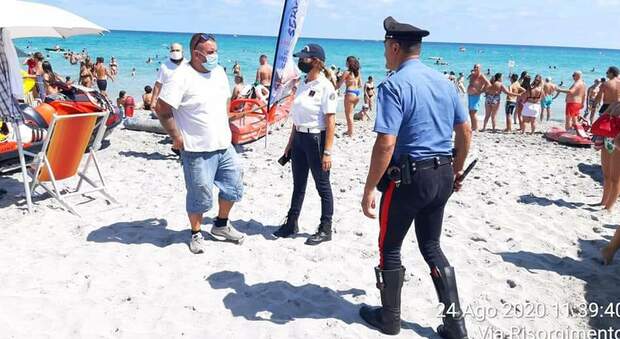 Distanziamento in spiaggia, c'è la security: bagnanti in rivolta, arrivano i vigili