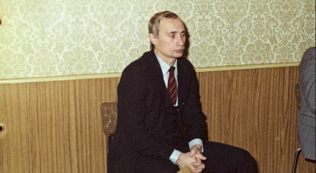 Putin era un "fattorino" del KGB e non una "super" spia sovietica come diceva di essere, tutte le bugie sul suo passato