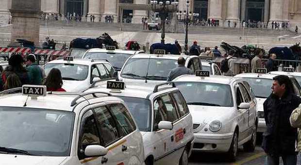 Roma, tassista violento ancora al lavoro: servono settimane prima di una decisione