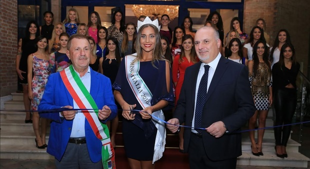 Inaugurata la "Casa di Miss Italia", il taglio del nastro con la Miss uscente Rachele Risaliti