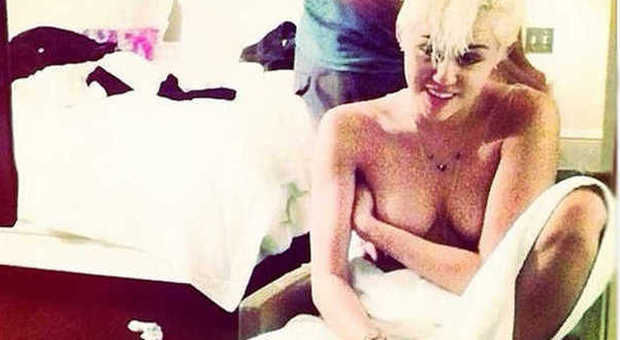 Miley Cyrus, nuovo scandalo: in posa nuda su Twitter