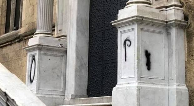 L'entrata della basilica di Santa Chiara deturpata da scritte vandaliche