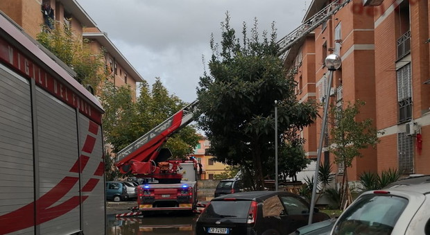 Roma, incendio in una palazzina a Tor Bella Monaca, i pompieri salvano due persone