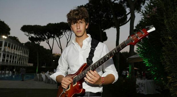 Jacopo Mastrangelo, il chitarrista del lockdown, è il primo Buskers del festival di Roma. Al Porto Turistico