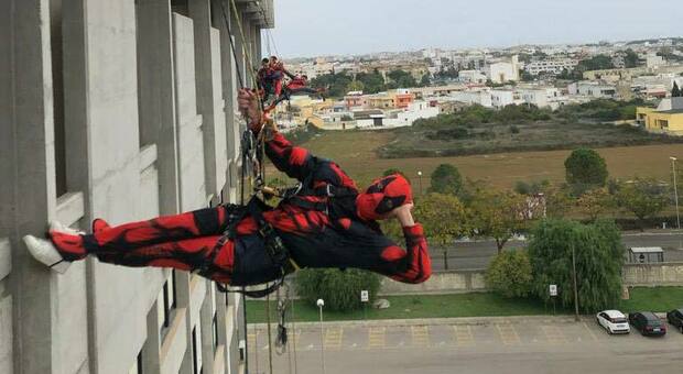 Lecce, assalto all'ospedale: c'è Superman alla finestra del reparto bambini